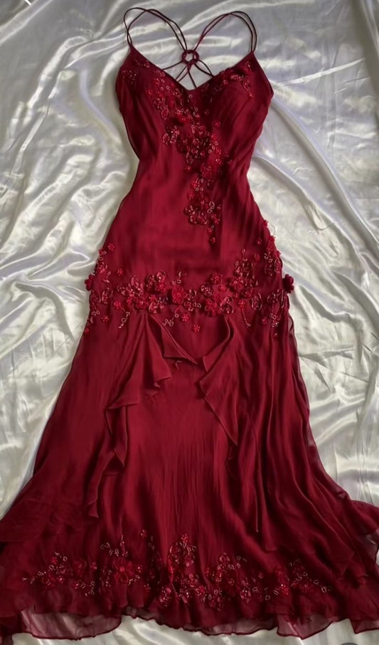 Robe de soirée longue bordeaux à bretelles spaghetti et gaine vintage avec perles C2024