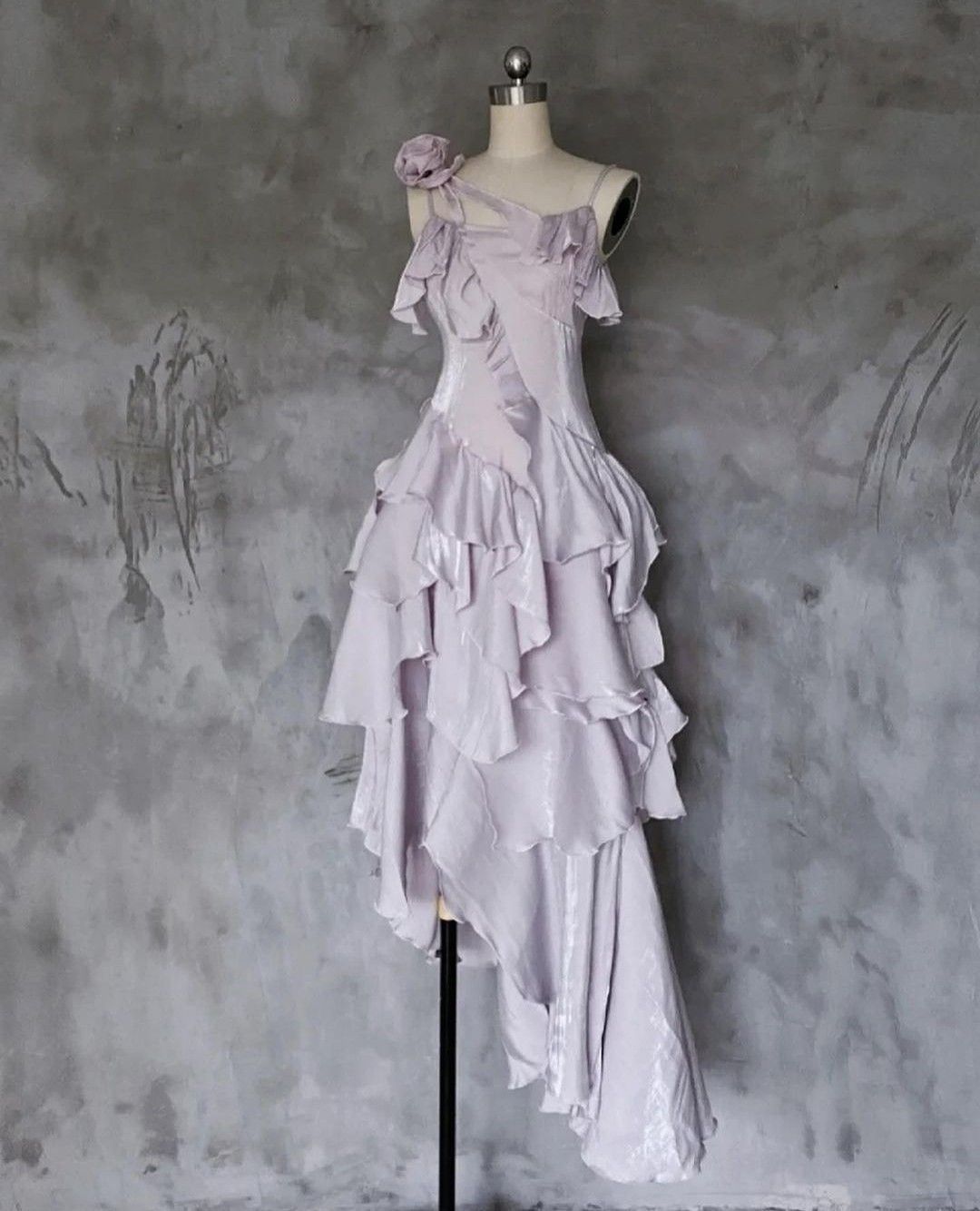 Robe de soirée longue à bretelles spaghetti en ligne A modeste lilas avec volants C2036