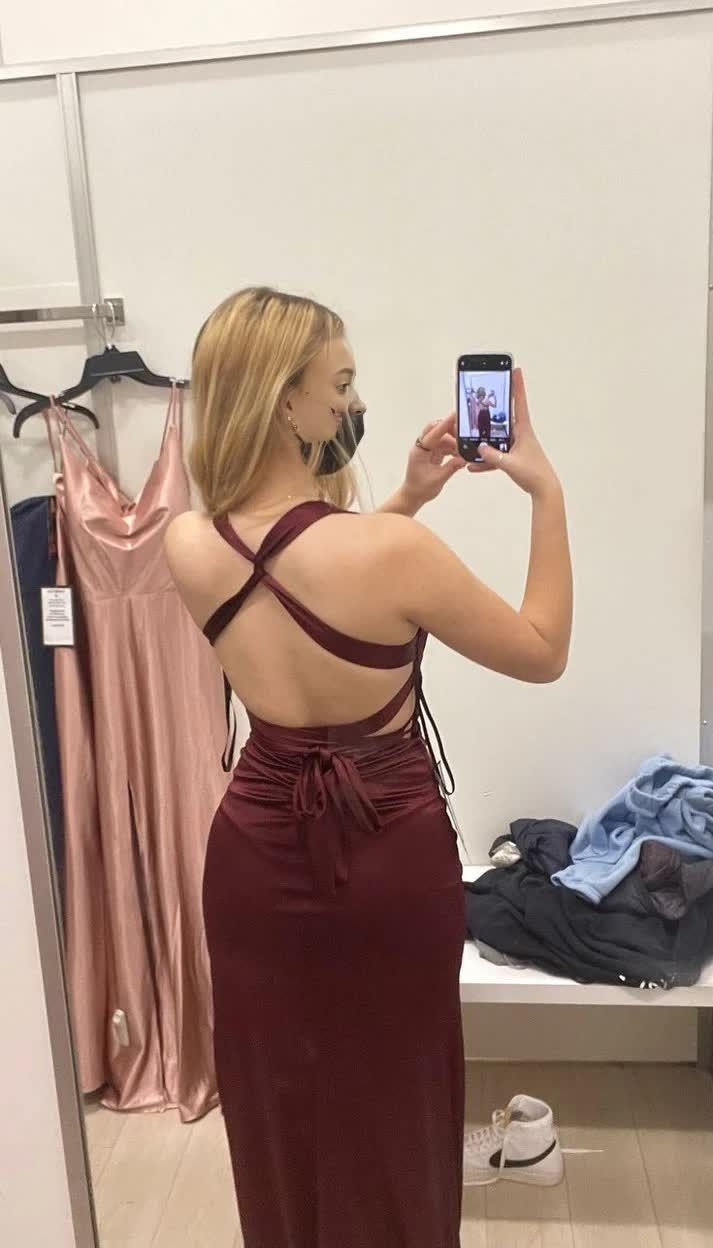 Robe de bal longue en satin bordeaux à encolure en V et dos nu C2057