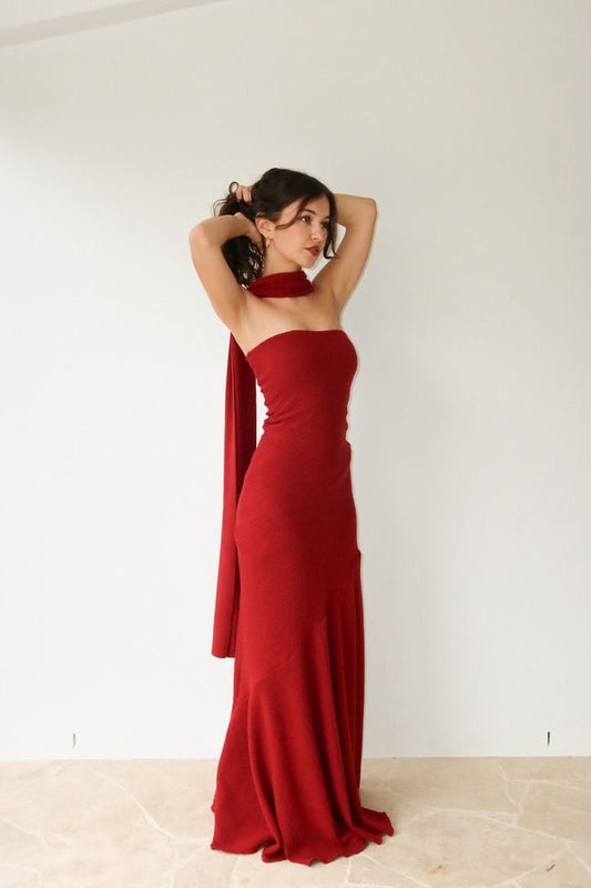 Robe de soirée longue en satin rouge à coupe ajustée et sans bretelles avec ruban C2067