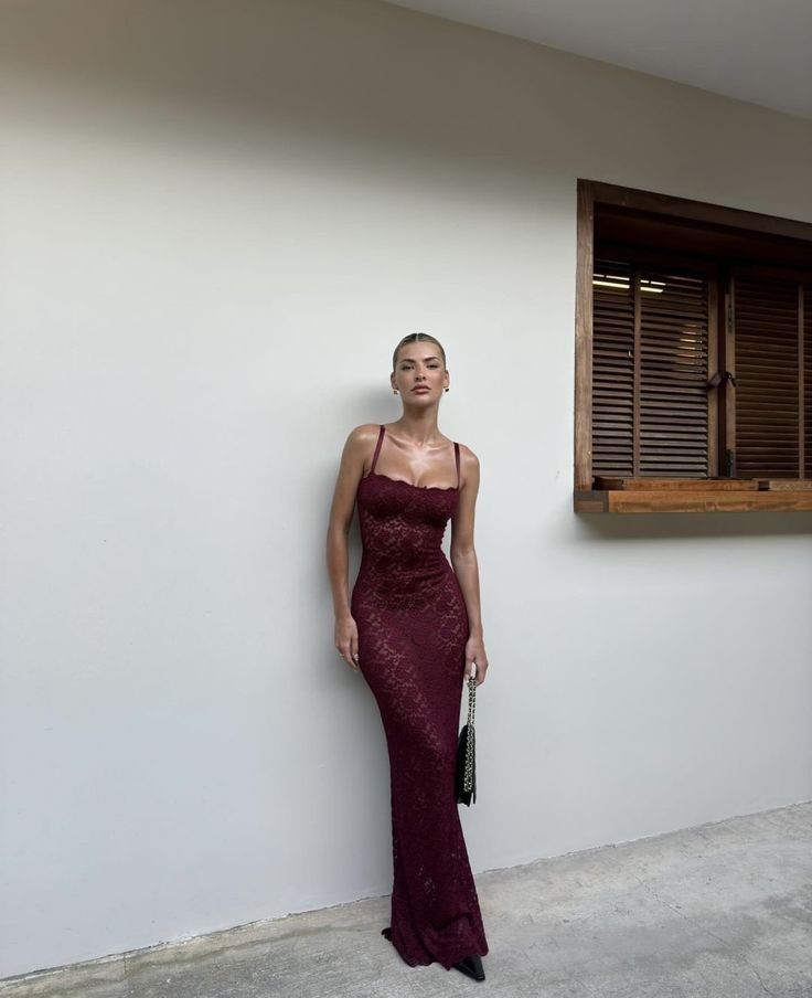 Robe de soirée longue élégante à bretelles sirène et coupe ajustée en dentelle bordeaux C2068