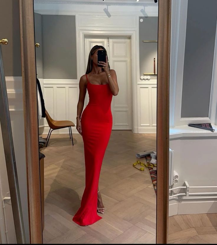 Robe de soirée longue rouge sexy à bretelles spaghetti et coupe ajustée C2078