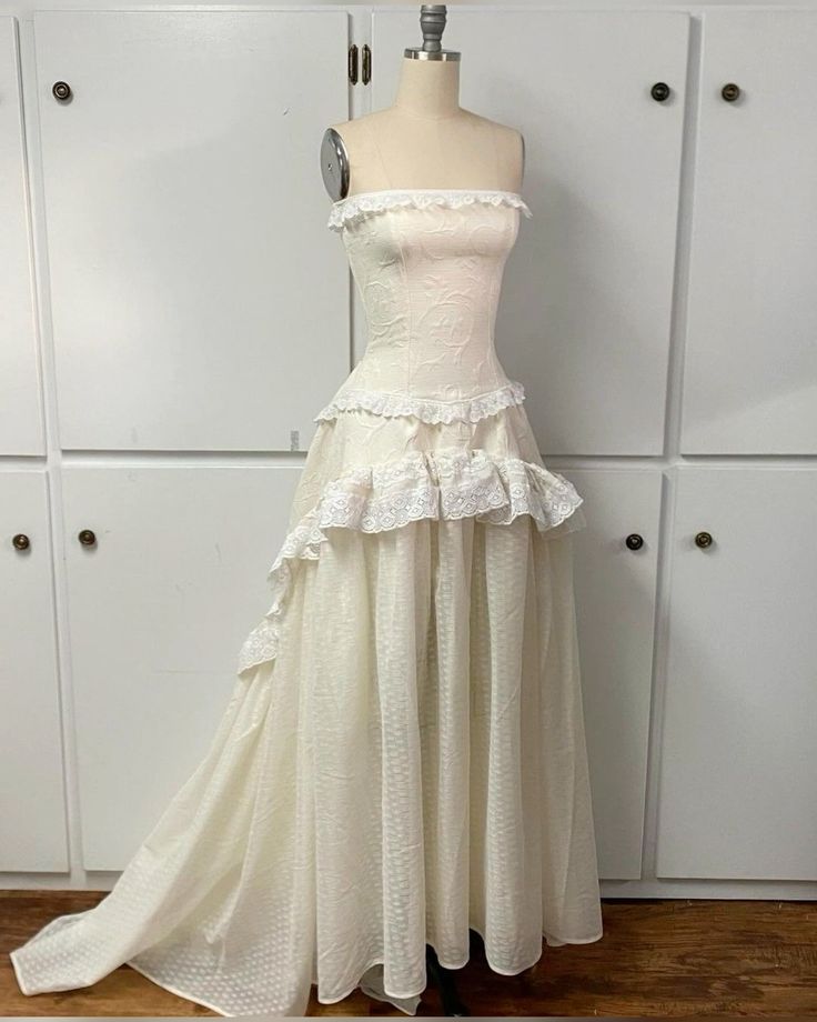 Modest A Line Strapless Lace Sleeveless Ivory Long Prom Dress Evening Dresses C2167