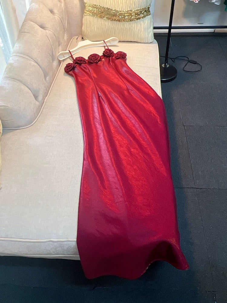 Robe de soirée élégante en satin rouge à bretelles spaghetti et coupe ajustée C2180