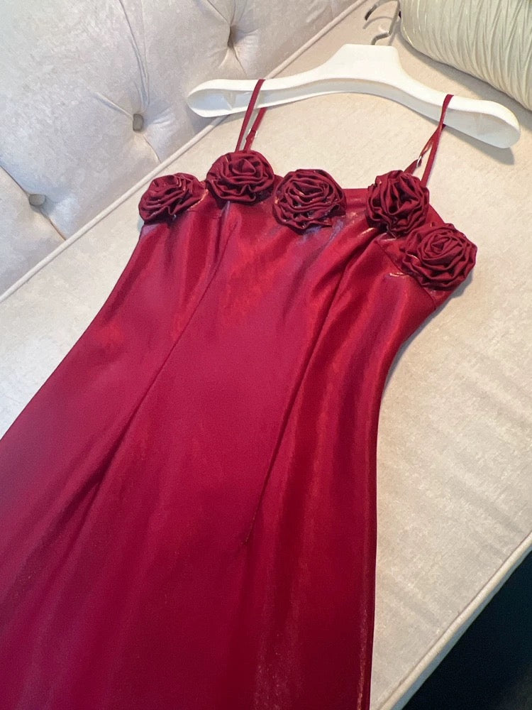 Robe de soirée élégante en satin rouge à bretelles spaghetti et coupe ajustée C2180