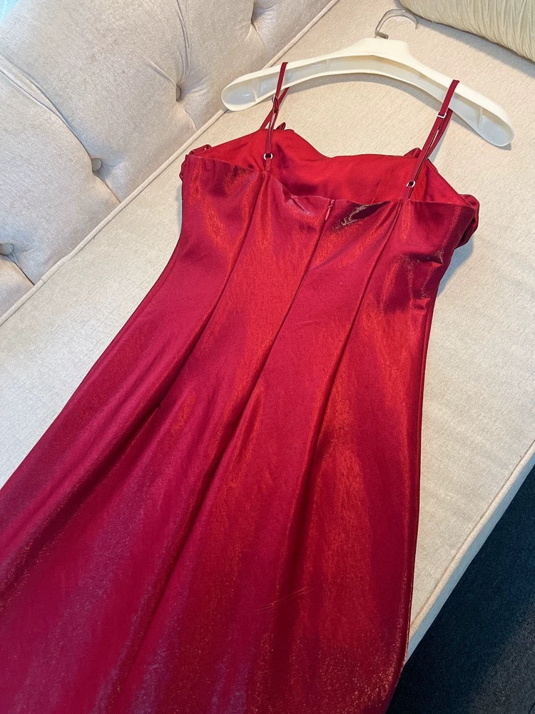 Robe de soirée élégante en satin rouge à bretelles spaghetti et coupe ajustée C2180