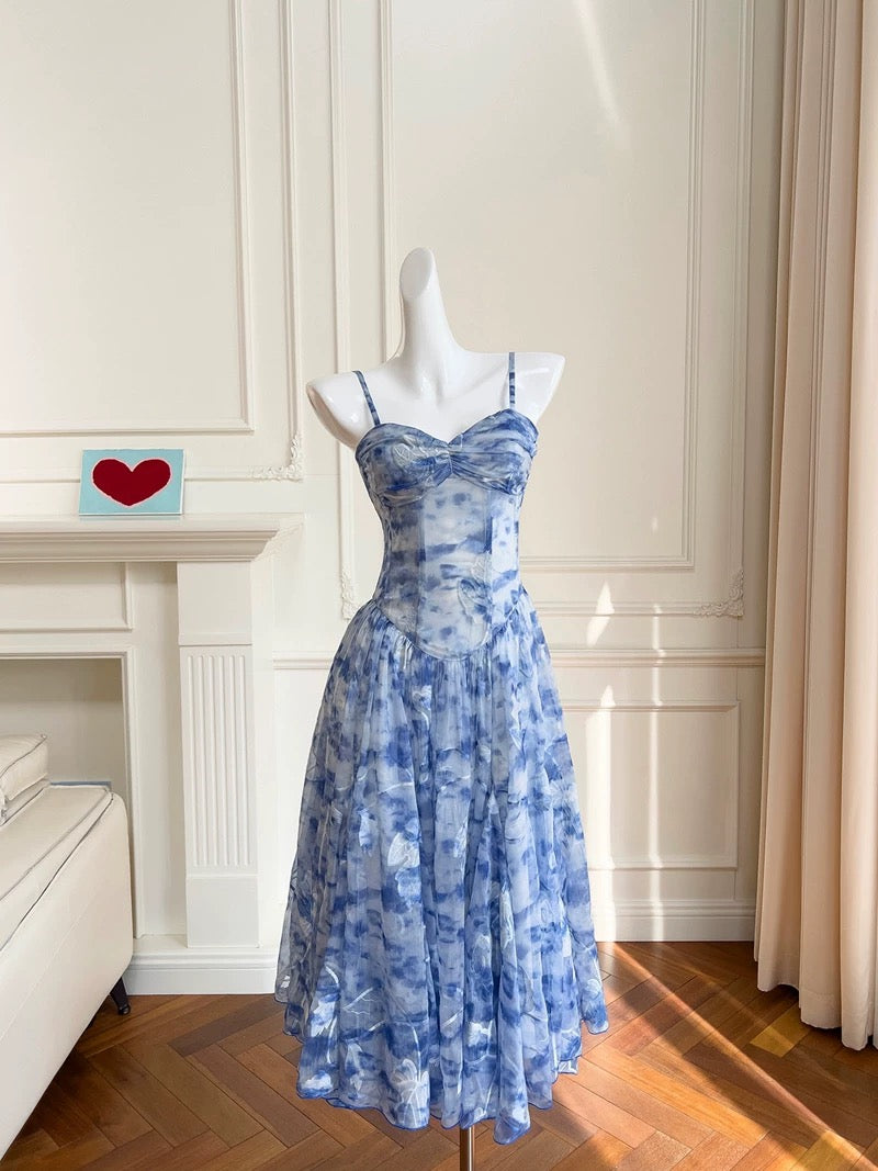 Robe de soirée en mousseline de soie à bretelles spaghetti et à fleurs bleues C2210