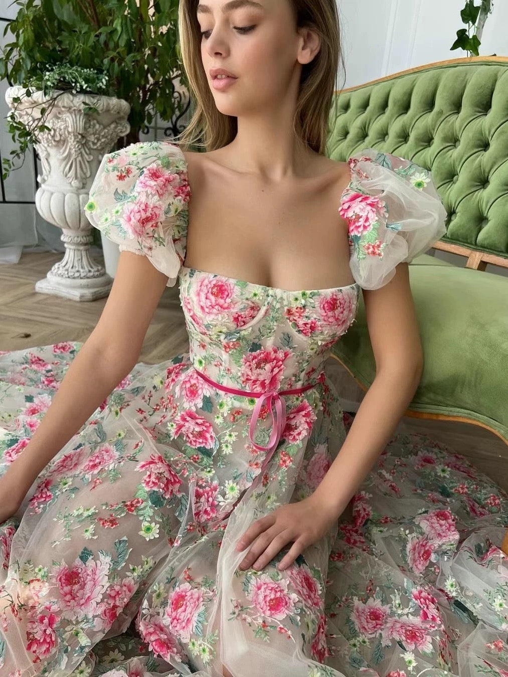 Robe de bal longue rose à encolure carrée et manches courtes en dentelle florale modeste C2248