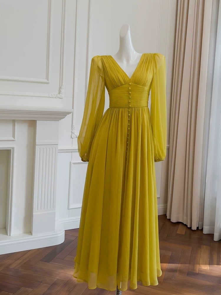 Robe de bal modeste en mousseline de soie jaune à manches longues et décolleté en V avec boutons C2268