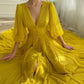 Robe de bal modeste en mousseline de soie jaune à manches longues et décolleté en V avec boutons C2268