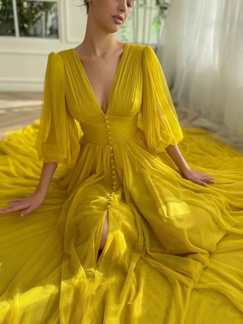 Robe de bal modeste en mousseline de soie jaune à manches longues et décolleté en V avec boutons C2268