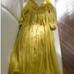 Robe de bal modeste en mousseline de soie jaune à manches longues et décolleté en V avec boutons C2268