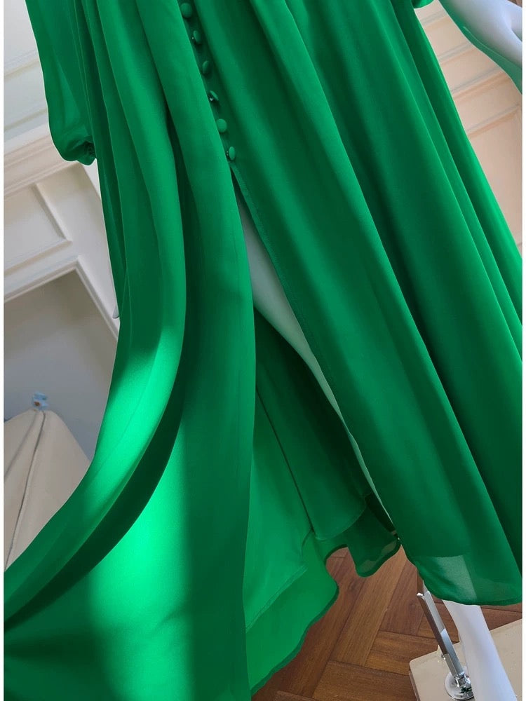 Robe de bal en mousseline de soie verte à manches longues et décolleté en V modeste avec fente et boutons C2269