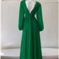 Robe de bal en mousseline de soie verte à manches longues et décolleté en V modeste avec fente et boutons C2269