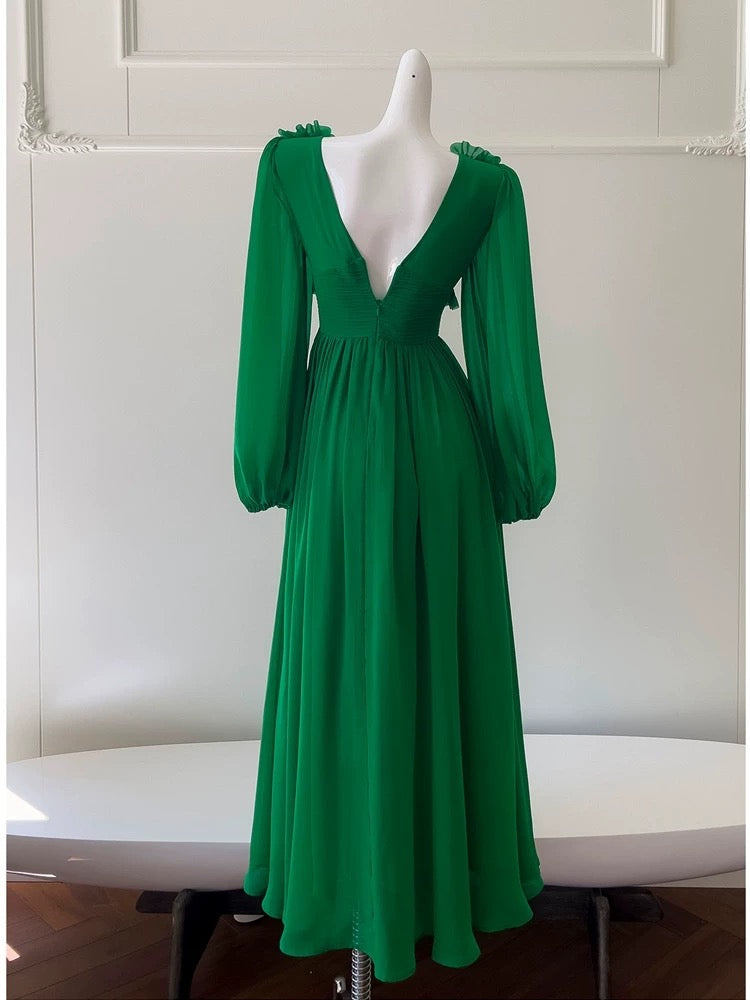 Robe de bal en mousseline de soie verte à manches longues et décolleté en V modeste avec fente et boutons C2269