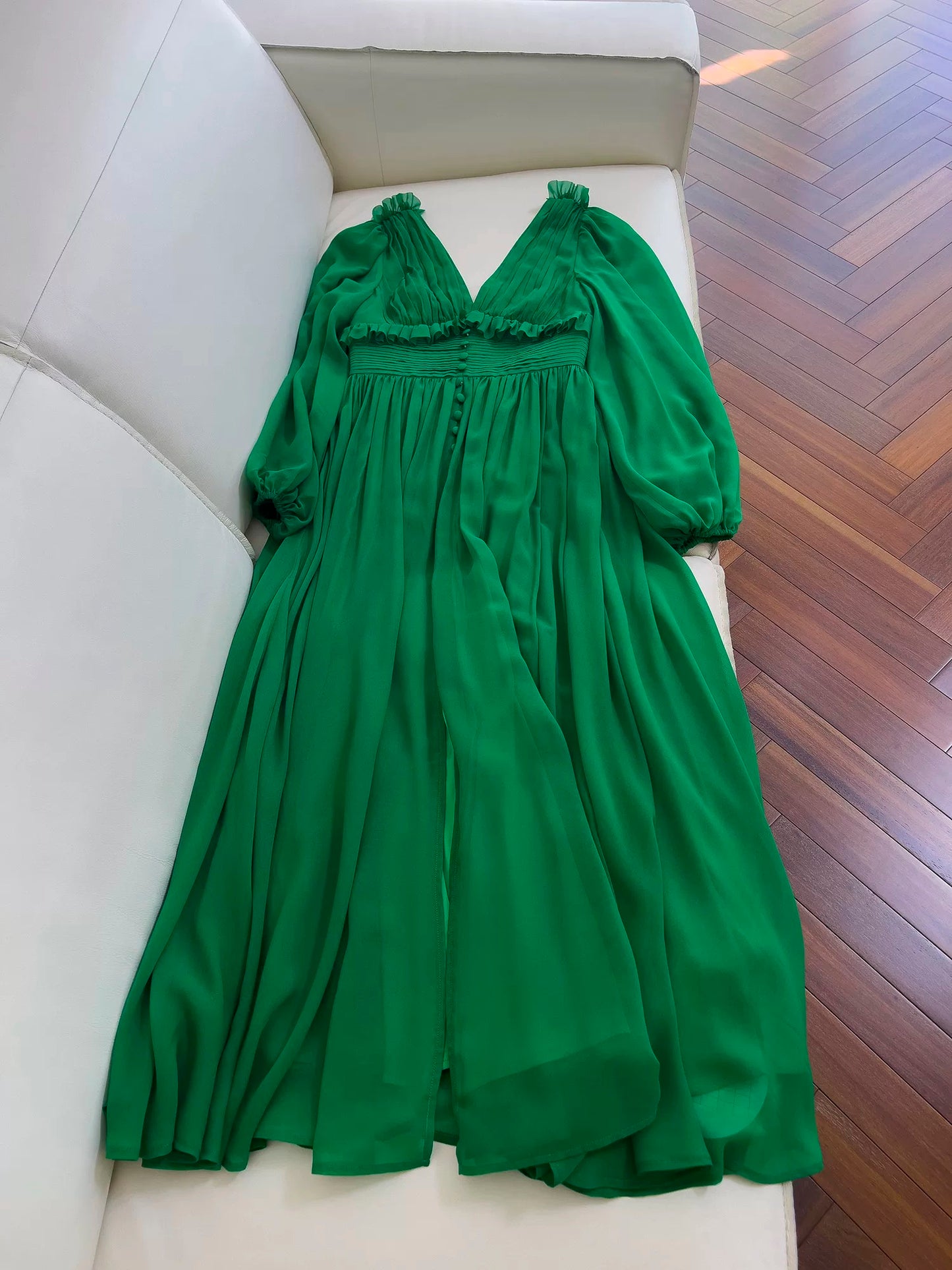 Robe de bal en mousseline de soie verte à manches longues et décolleté en V modeste avec fente et boutons C2269