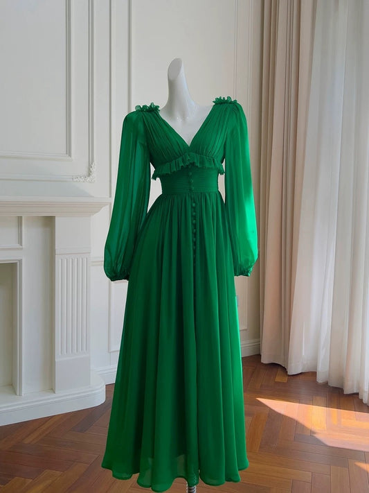 Robe de bal en mousseline de soie verte à manches longues et décolleté en V modeste avec fente et boutons C2269