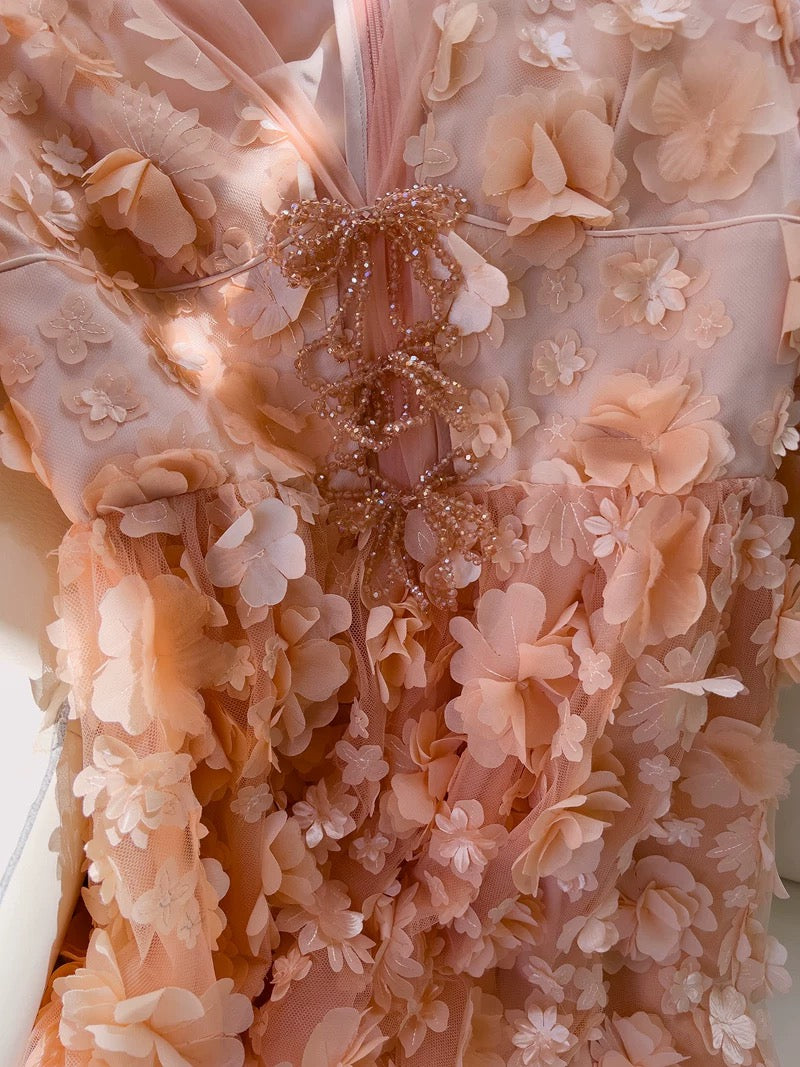 Robe de bal modeste en dentelle rose blush à col en V et manches longues avec nœud C2270