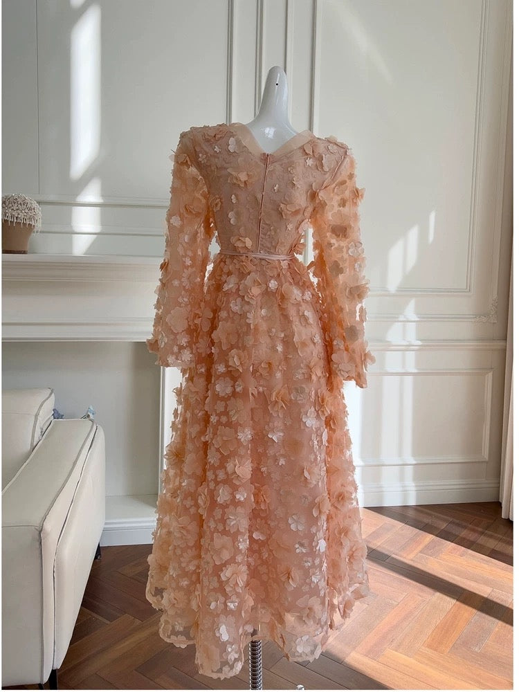 Robe de bal modeste en dentelle rose blush à col en V et manches longues avec nœud C2270