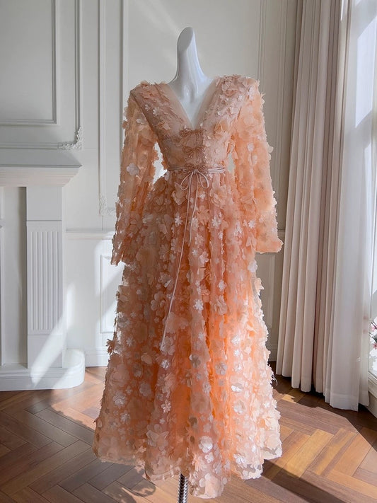 Robe de bal modeste en dentelle rose blush à col en V et manches longues avec nœud C2270