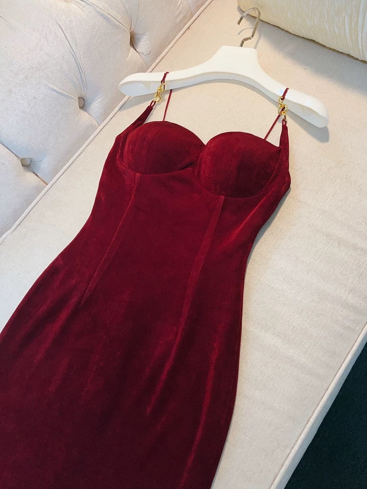 Robe de soirée fourreau modeste à bretelles spaghetti en velours bordeaux avec fente latérale C2277