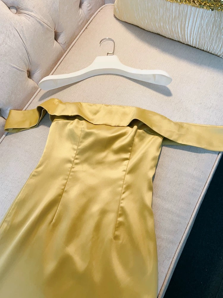 Robe fourreau simple à épaules dénudées en satin jaune court pour fête d'anniversaire C2281