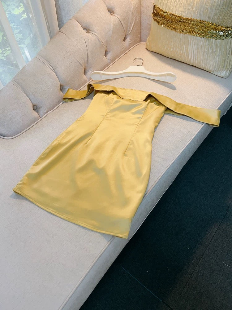 Robe fourreau simple à épaules dénudées en satin jaune court pour fête d'anniversaire C2281