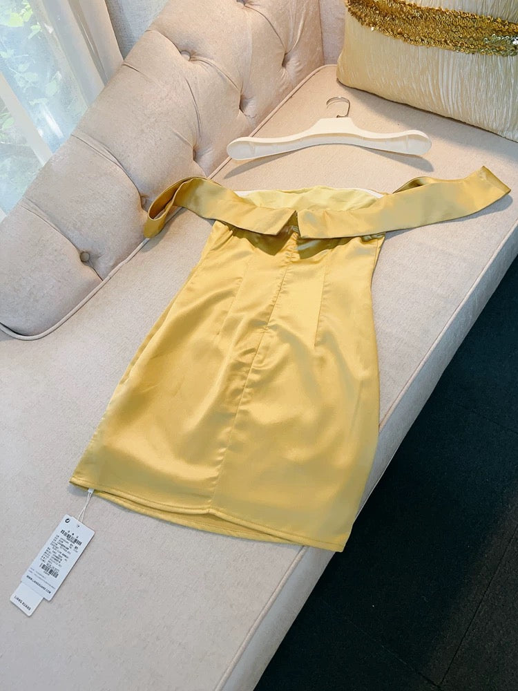 Robe fourreau simple à épaules dénudées en satin jaune court pour fête d'anniversaire C2281