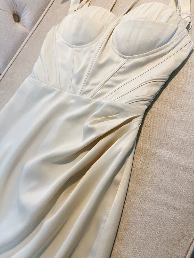 Robe de soirée longue ivoire à bretelles fourreau modeste et dos nu C2283