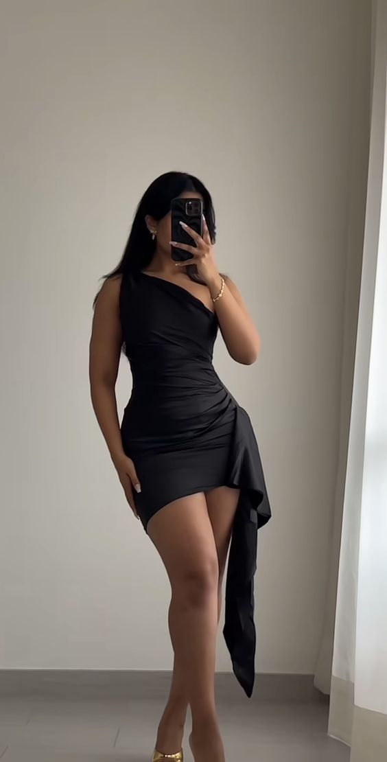 Robe fourreau simple à une épaule noire courte pour soirée, tenue d'anniversaire C2296