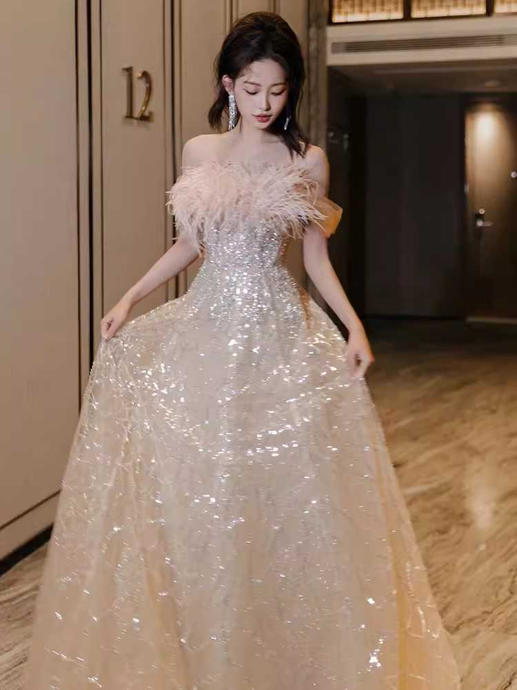 Sexy une ligne hors de l'épaule paillettes longues robes de bal tenues d'anniversaire avec plume C229