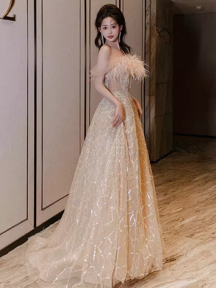 Sexy une ligne hors de l'épaule paillettes longues robes de bal tenues d'anniversaire avec plume C229