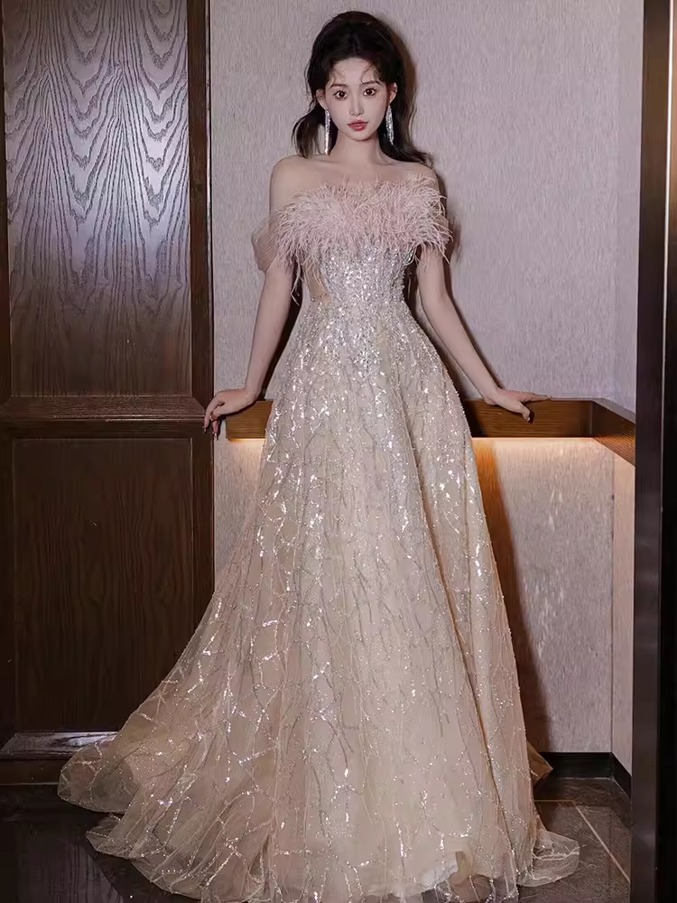 Sexy une ligne hors de l'épaule paillettes longues robes de bal tenues d'anniversaire avec plume C229