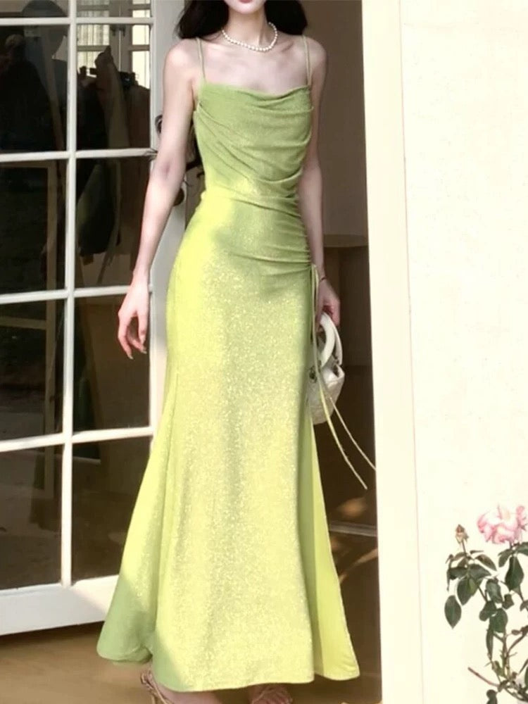 Robe de soirée longue verte à bretelles spaghetti et fourreau modeste avec volants C2321