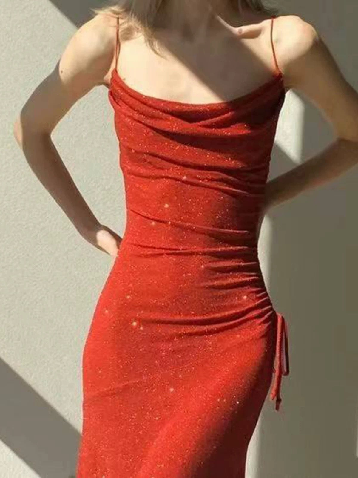 Robe de soirée modeste à bretelles spaghetti et paillettes rouges C2333