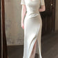 Jolie robe de bal longue en satin blanc à décolleté en cœur et à fente C2367