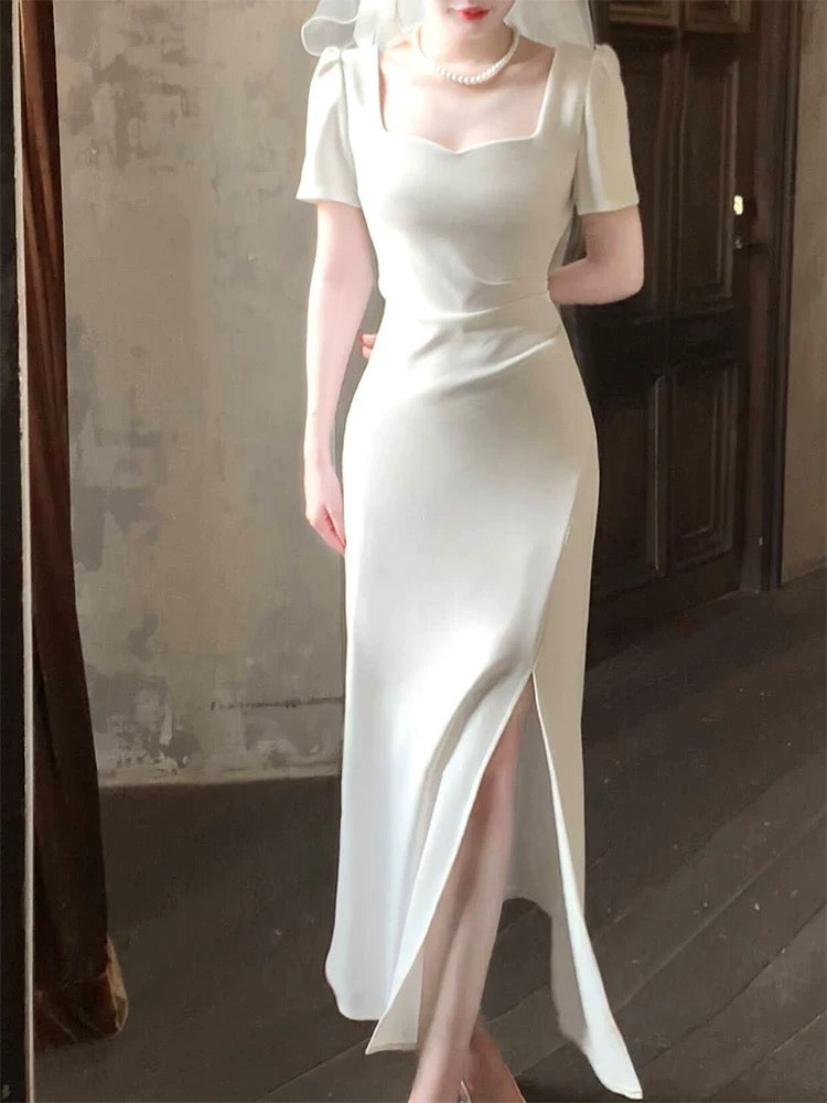 Jolie robe de bal longue en satin blanc à décolleté en cœur et à fente C2367