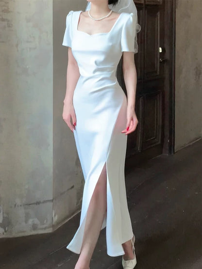 Jolie robe de bal longue en satin blanc à décolleté en cœur et à fente C2367