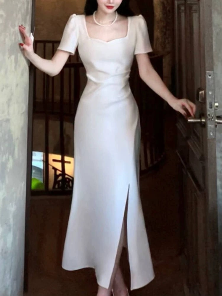 Jolie robe de bal longue en satin blanc à décolleté en cœur et à fente C2367