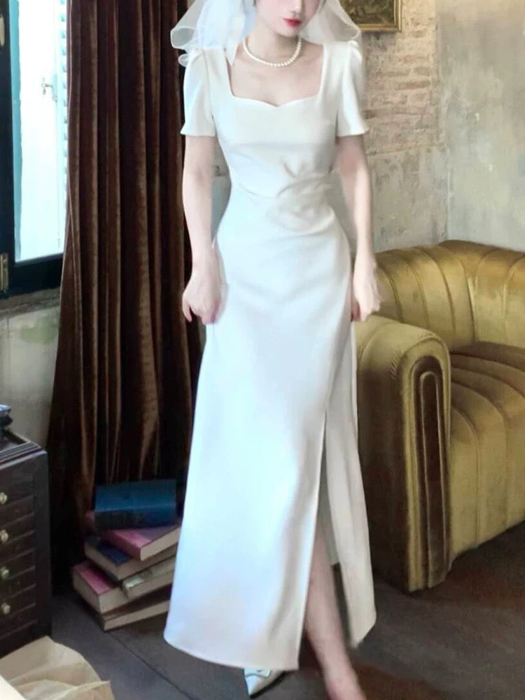 Jolie robe de bal longue en satin blanc à décolleté en cœur et à fente C2367