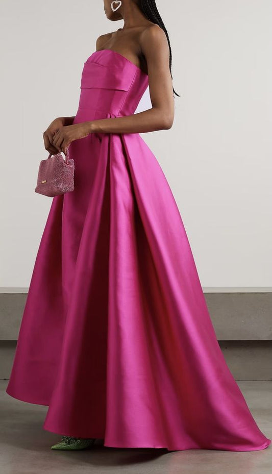 Robe de soirée longue en satin rose vif sans bretelles avec volants C2633