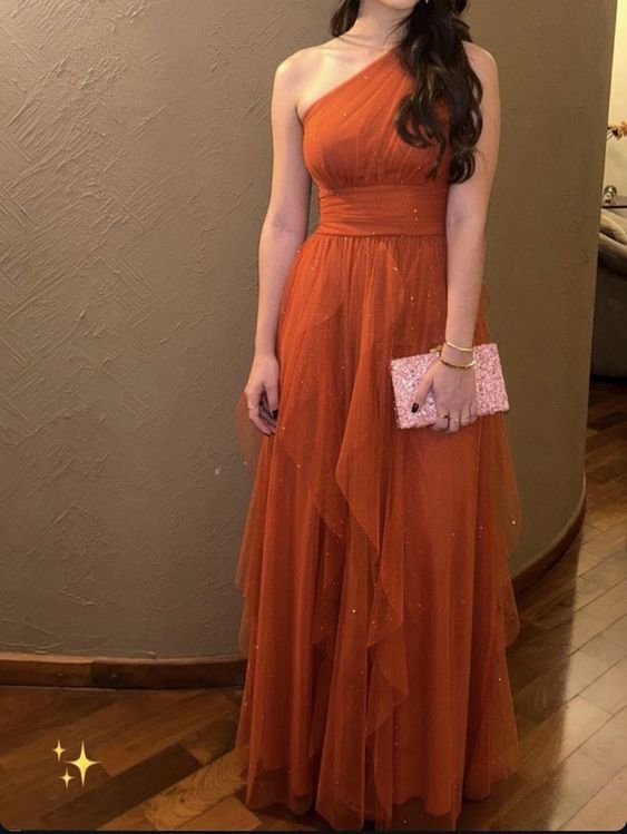 Robe de soirée longue en tulle orange rouille à une épaule avec volants C2639