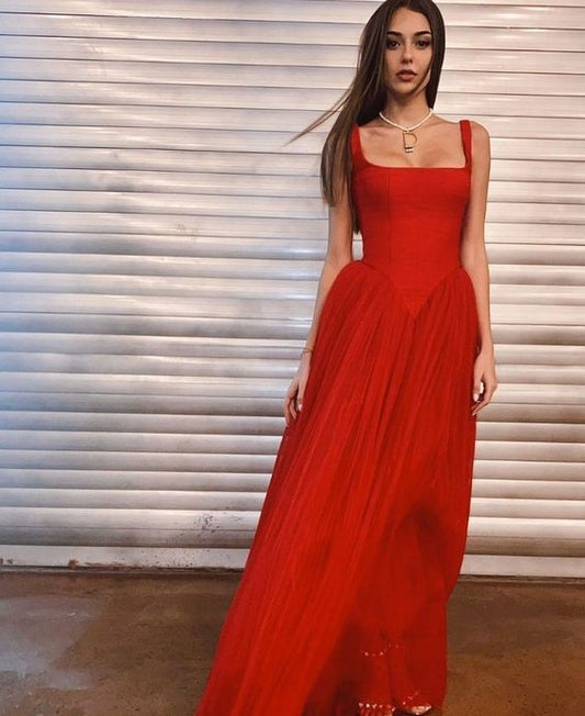 Robe de soirée longue en tulle rouge à bretelles en forme de A avec volants C2641