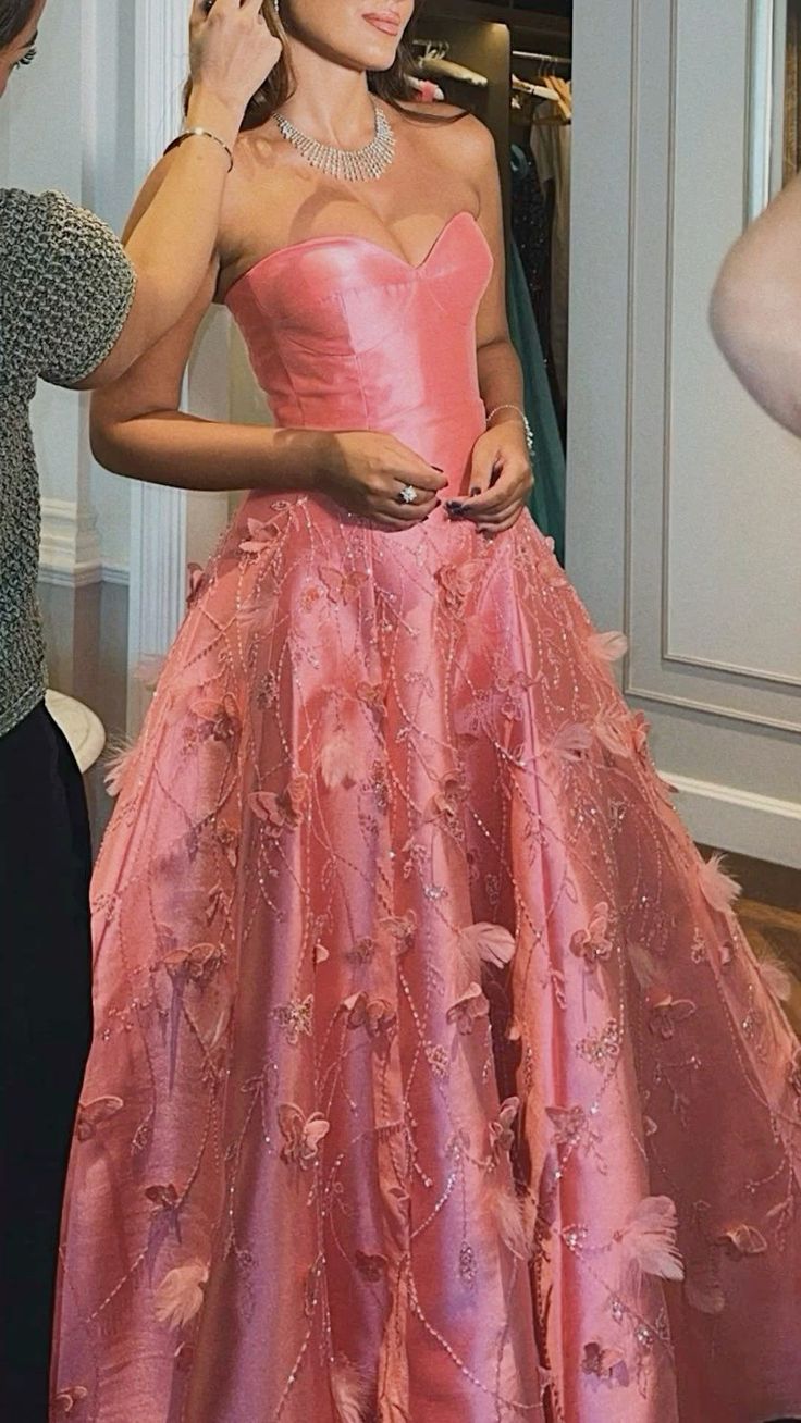 Robe de soirée longue en satin rose clair avec décolleté en cœur et perles et fleurs C2647