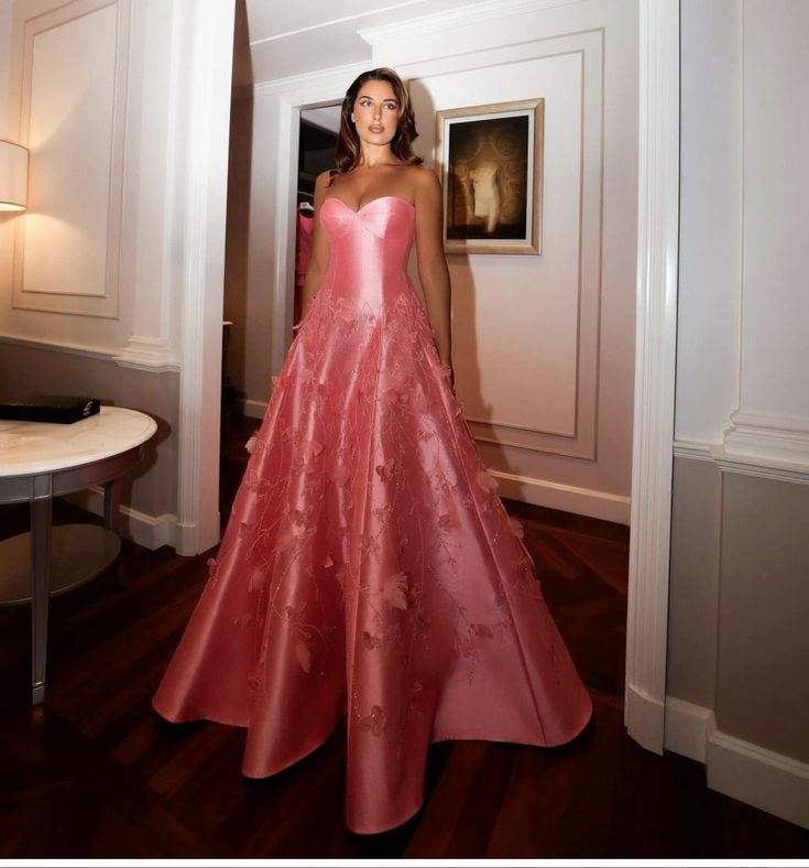 Robe de soirée longue en satin rose clair avec décolleté en cœur et perles et fleurs C2647