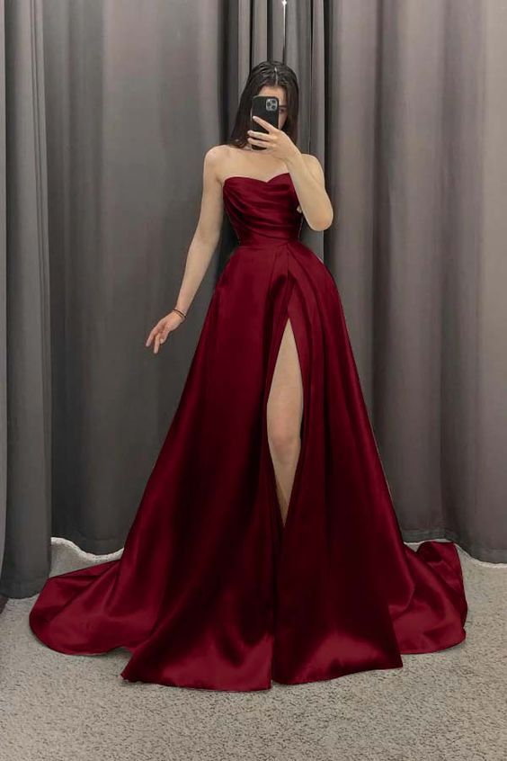 Jolie robe de bal longue en satin bordeaux sans bretelles avec fente C2665