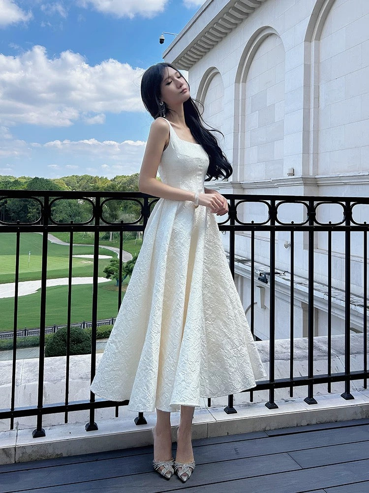 Robe de soirée en satin blanc à décolleté carré et ligne A C2681