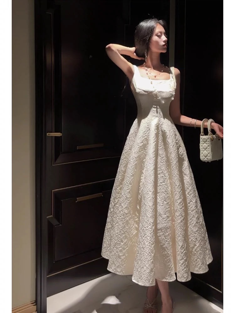 Robe de soirée en satin blanc à décolleté carré et ligne A C2681