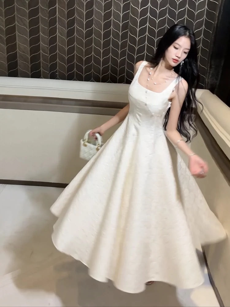 Robe de soirée en satin blanc à décolleté carré et ligne A C2681