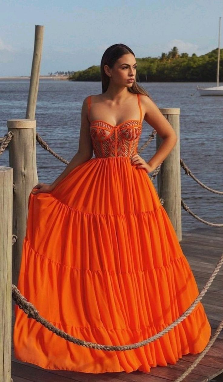 Robe de soirée élégante en dentelle orange à bretelles spaghetti et à volants C2697